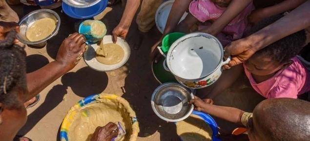 <p> Niños africanos en un reparto de comida </p>