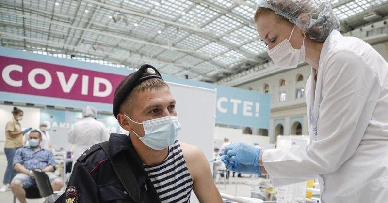 <p> Ciudadano ruso recibiendo la vacuna contra el Covid </p>