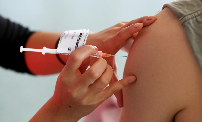 <p> Archivo - A nurse administers a person with Pfizer COVID-19 vaccine at Qudos Bank Arena vaccination clinic in Sydney, Sunday, September 5, 2021. (AAP Image/Brendon Thorne) NO ARCHIVING - AAPIMAGE / DPA - Archivo </p>