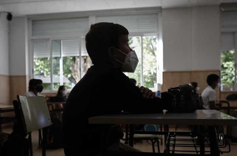 <p> Un niño con mascarilla en un aula del Colegio Privado Alameda de Osuna en el primer día del curso escolar 2020-2021, en Madrid (España) a 7 de septiembre de 2020. Los colegios públicos comenzarán mañana, 8 de septiembre, </p>