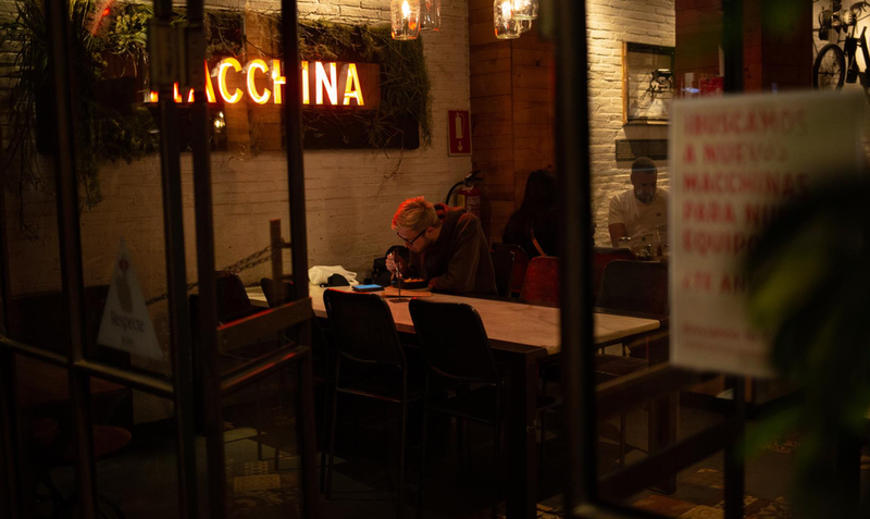 <p> Interior de un bar en una calle céntrica de Barcelona, a 14 de octubre de 2021, en Barcelona, Catalunya (España). - David Zorrakino - Europa Press </p>
