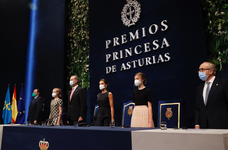 <p> Los Reyes, la Princesa Leonor y la Infanta Sofía durante la entrega de los premios Princesa de Asturias - CASA S. M. EL REY </p>