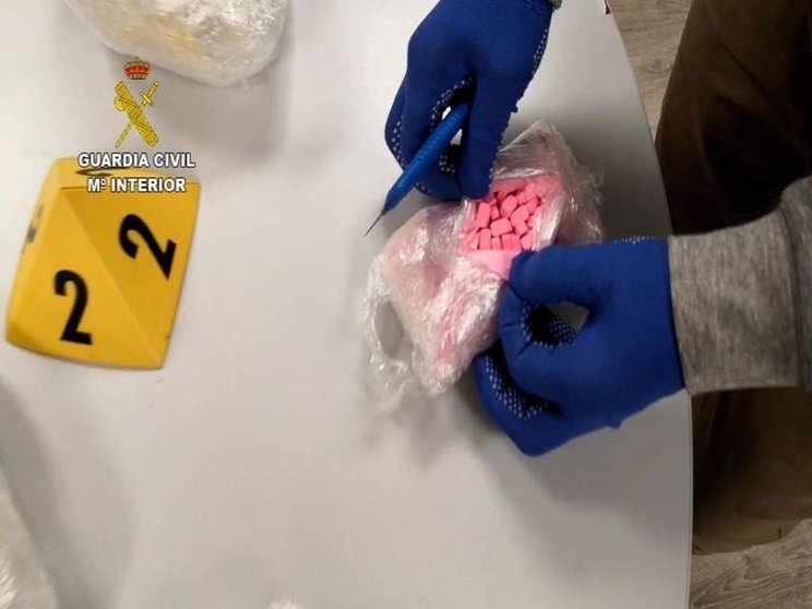 <p> La Guardia Civil desarticula una organización que enviaba drogas de diseño en dobles fondos de juguetes </p>