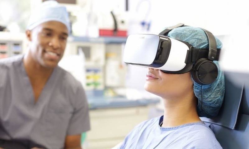 <p> El uso de las gafas de realidad virtual en oncología ayuda a mitigar el dolor de los pacientes. </p>