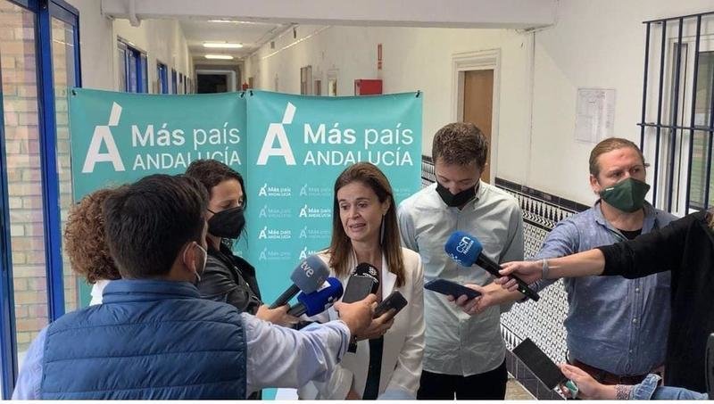 <p> La coordinadora de Más País Andalucía, Esperanza Gómez, este sábado en declaraciones a los medios junto a Iñigo Errejón. - MÁS PAÍS ANDALUCÍA </p>