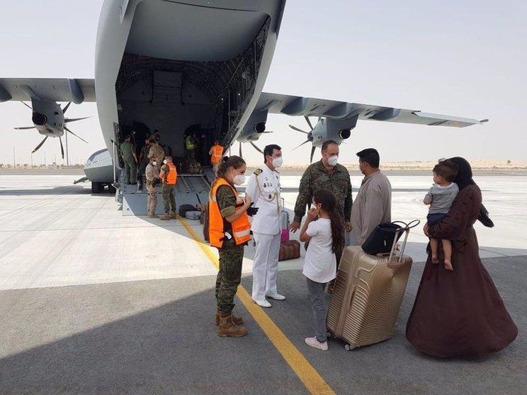 <p> Un grupo de personas a su llegada a Dubai tras haber sido repatriados de Afganistán por el Gobierno español, a 20 de agosto de 2021, en Dubai, (Emiratos Árabes Unidos). - Ministerio de Defensa </p>