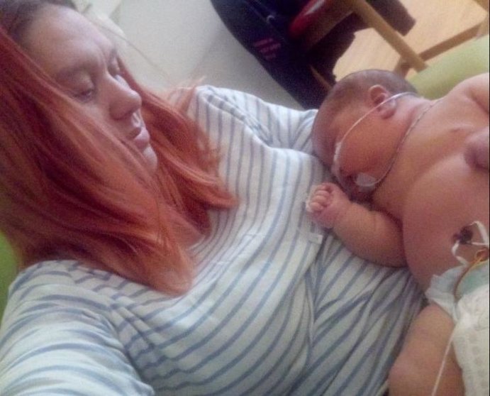 <p> La madre con su bebé recién nacido </p>