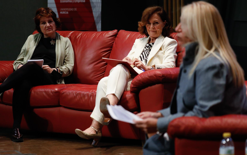<p> Carmen Calvo en el diálogo entre feministas de la esfera política celebrado en la Universidad de Murcia, junto a Gloria Alarcón y Asunción Ventura, consejera del Consejo Jurídico de la Generalitat Valenciana - EDU BOTELLA </p>