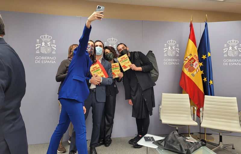 <p> Boticaria García y el ministro Garzón posan con el libro 'Cómida rápida, barata y saludable'. - EUROPA PRESS </p>