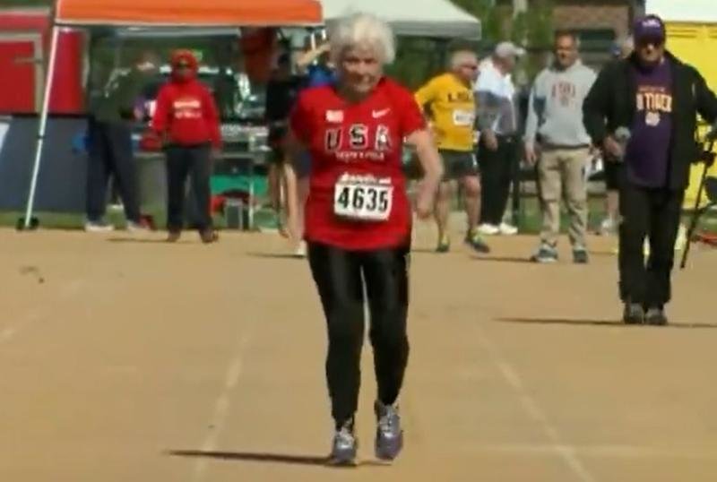 <p> Julia Hawkins es la primera mujer de su edad que consigue correr los 100 metros lisos. </p>