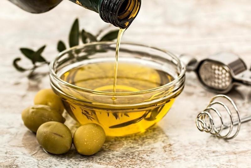 <p> Aceite de oliva y aceitunas<br>Fuente: Pixabay </p>