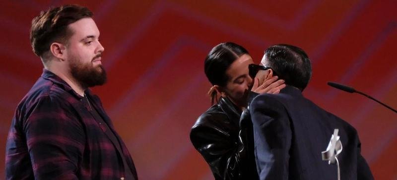 <p> El momento del beso entre Rosalía e Rauw Alejandro junto a Ibai Llanos </p>