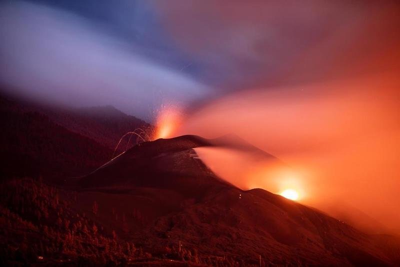 <p> Nube de ceniza y lava del volcán </p>