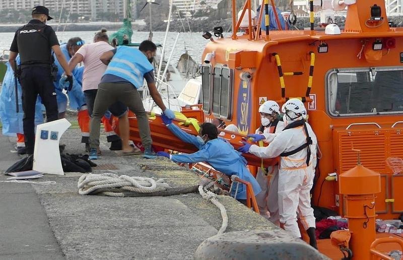 <p> Agentes de Salvamento Marítimo ayudan a desembarcar a un migrante de la Salvamar Macondo a 26 de agosto de 2021, en Arguineguín (Gran Canaria), Islas Canarias. Los rescatados, algunos con problemas de salud </p>