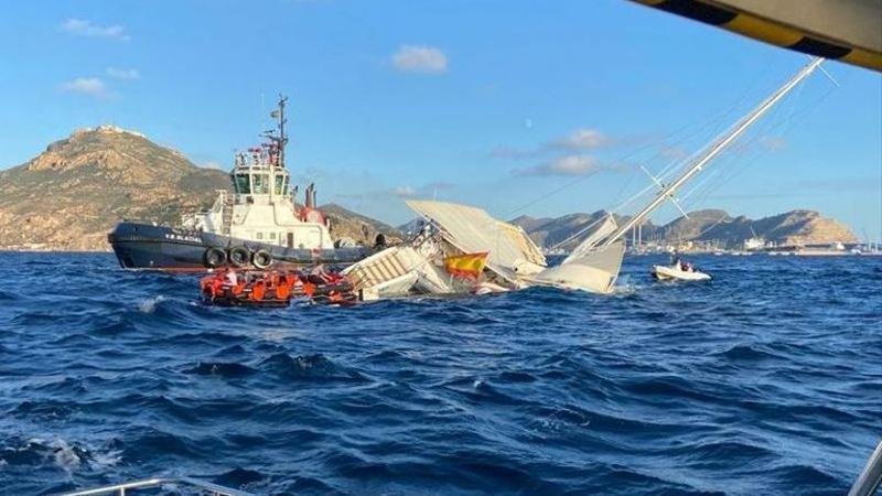 <p> El Catamarán hundido siendo rescatado por los Servicios de Emergencias </p>
