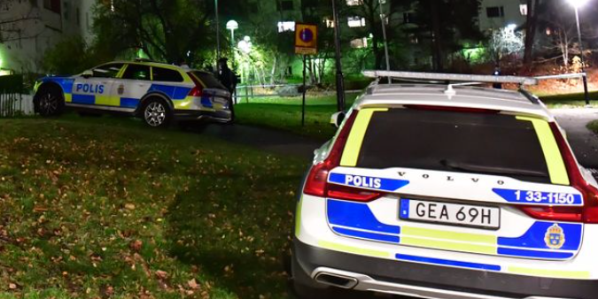 <p> Policías en Hässelby, al oeste de Estocolmo, Suecia. </p>