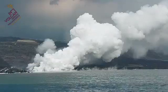 <p> Captada una nueva entrada del volcán al mar. Fuente: Twitter </p>