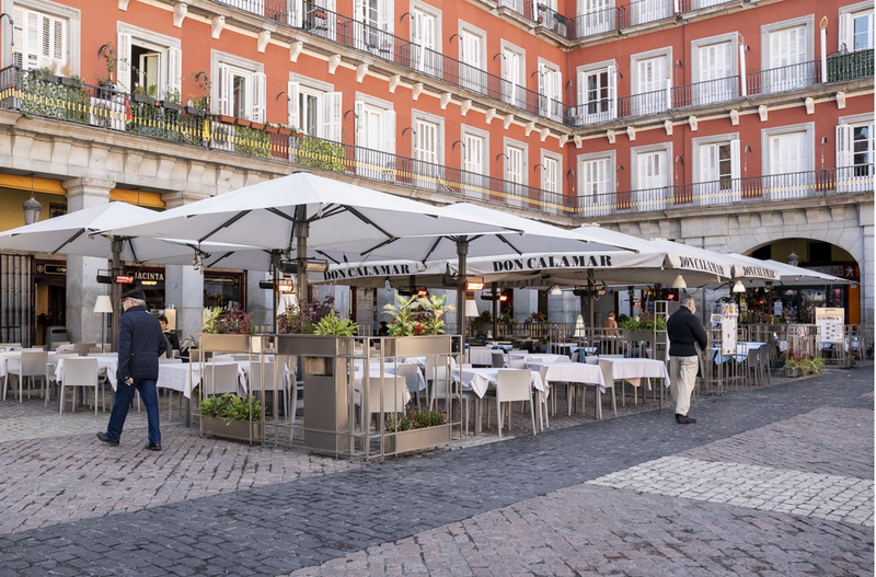 <p> Varias mesas de un restaurante en una terraza, a 8 de noviembre de 2021, en Madrid, (España). - A. Pérez Meca - Europa Press </p>
