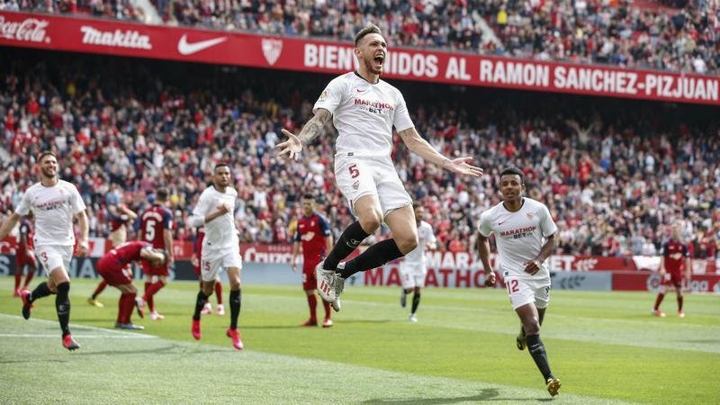 <p> Lucas Ocampos celebrando un gol para el Sevilla FC </p>