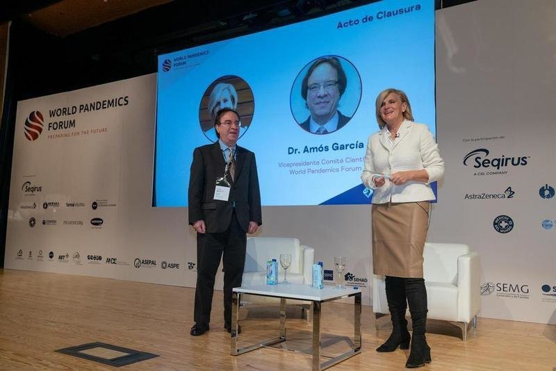 <p> Amós García y María Neira durante la clausura del World Pandemics Forum. </p>