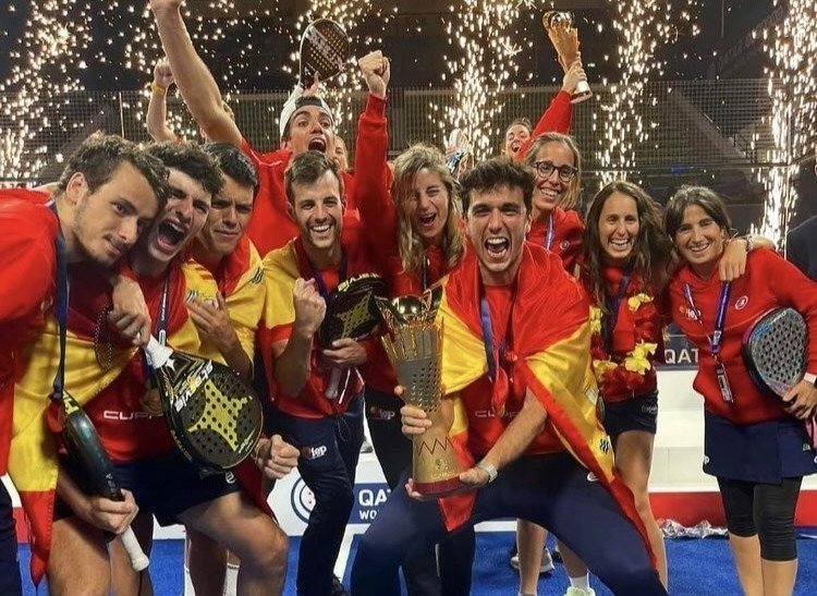 <p> España a la cabeza del mundo en pádel, celebrándolo. Fuente: Twitter </p>