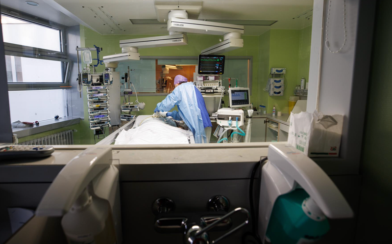 <p> 19 de noviembre de 2021, Baviera, Gauting (Alemania): Un paciente con coronavirus recibe atención médica en una sala de cuidados intensivos de la Clínica Asklepios. - Matthias Balk/dpa </p>