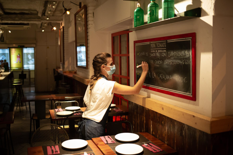 <p> Archivo - Una camarera apunta platos en una pizarra en el interior de un bar en una calle céntrica de Barcelona, a 14 de octubre de 2021, en Barcelona, Catalunya (España). - David Zorrakino - Europa Press - Archivo </p>