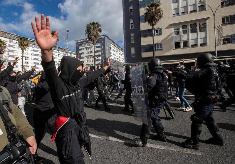 <p> Manifestación de la Huelga del Metal en Cádiz que acabaron en disturbios y cargas policiales contra los manifestantes </p>