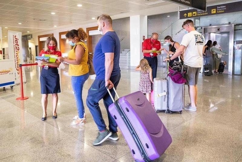 <p> Pasajeros británicos en un aeropuerto - Adrià Riudavets - Europa Press </p>