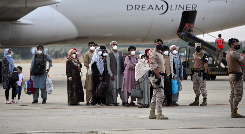 <p> Archivo - Varios refugiados afganos llegan a la base aérea de Torrejón de Ardoz a 24 de agosto de 2021 - Jesús Hellín - Europa Press - Archivo </p>