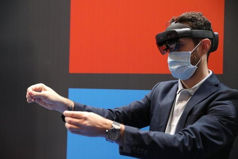 <p> Un joven observa con unas gafas de realidad virtual en el Tech Show en la Feria de Madrid, Ifema, a 28 de octubre de 2021, en Madrid </p>