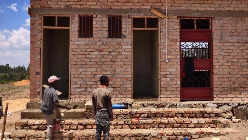 <p> Un grupo de españoles inicia una recogida de fondos para terminar de construir una escuela pública en Tanzania </p>