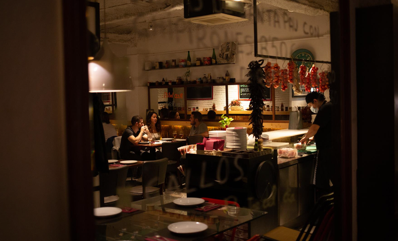 Archivo - Interior de un bar en una calle céntrica de Barcelona, a 14 de octubre de 2021, en Barcelona, Catalunya (España). - David Zorrakino - Europa Press - Archivo