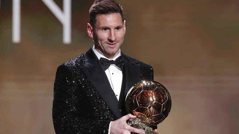<p> Leo Messi recibiendo el Balón de Oro </p>