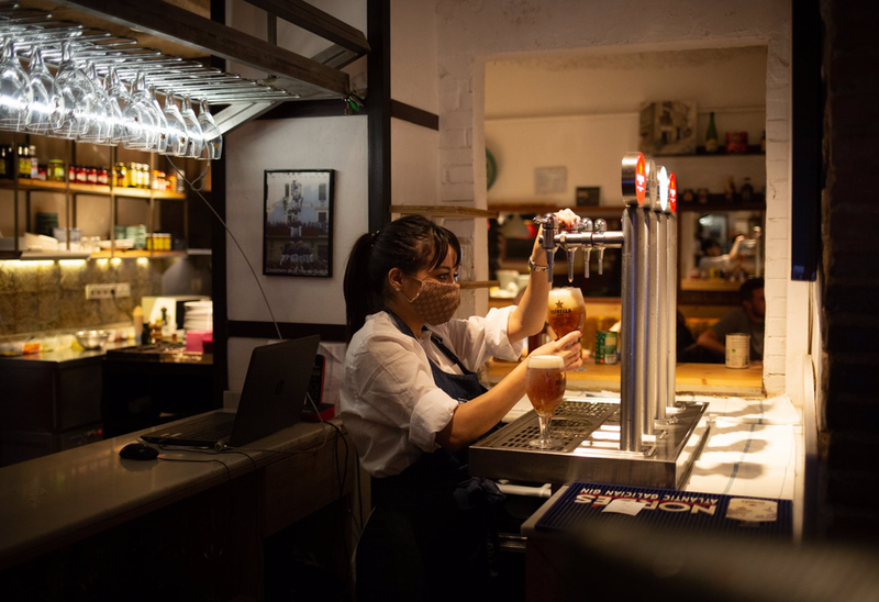 <p> Archivo - Una camarera sirve una cerveza en el interior de un bar - David Zorrakino - Europa Press - Archivo </p>