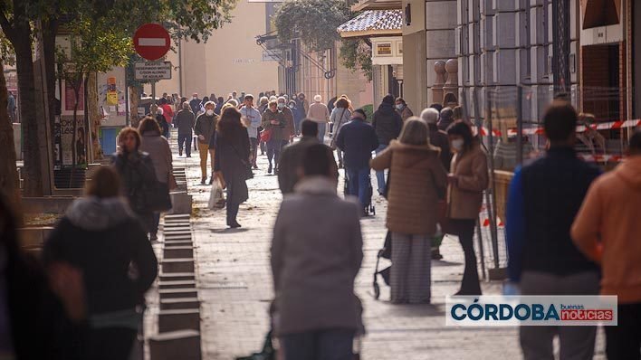<p> Gente paseando en el Bulevar. | José León. </p>
