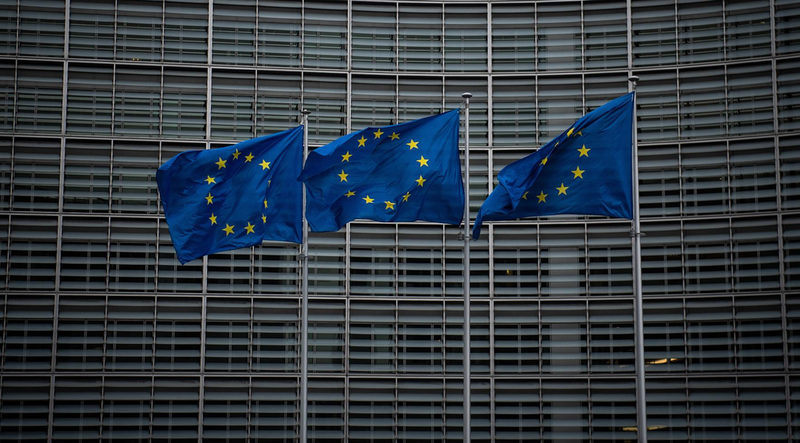 <p> Archivo - Banderas de la UE - LEON NEAL - Archivo </p>