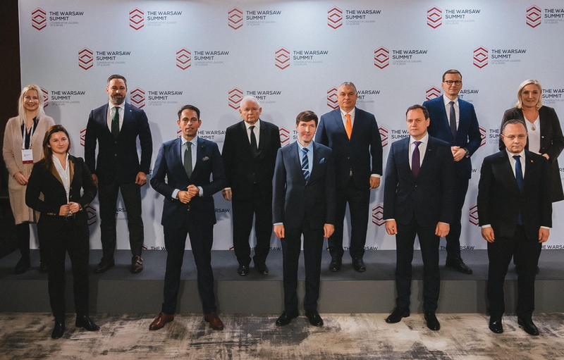 <p> El presidente de Vox, Santiago Abascal, asiste a la cumbre en Varsovia junto a los primeros ministros de Polonia y Hungría y otros dirigentes - VOX </p>