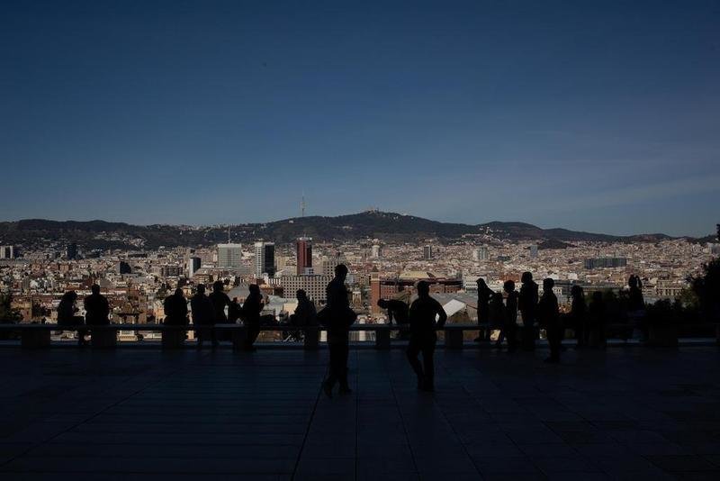 <p> Varias personas observan las vistas de Barcelona desde el Museo Nacional d’Art de Catalunya (MNAC), en Barcelona, Catalunya (España), a 11 de febrero de 2021 </p>
