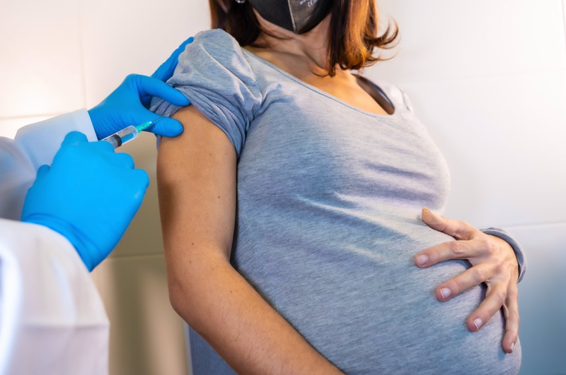 <p> Archivo - Vacunación a una mujer embarazada - GOBIERNO DE ASTURIAS - Archivo </p>