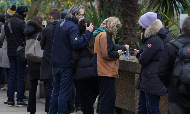 <p> 13 December 2021, United Kingdom, Sevenoaks: People queue in front of St Thomas' Hospital before receiving their booster jabs. - Kirsty O'connor/PA Wire/dpa </p>