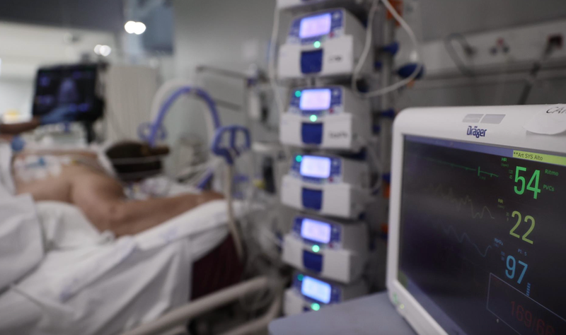 <p> Constantes vitales en una pantalla de una paciente ingresada en la UCI del Hospital Enfermera Isabel Zendal, a 23 de noviembre de 2021, en Madrid (España). - Eduardo Parra - Europa Press </p>