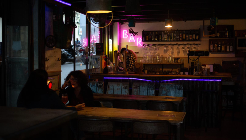 <p> Archivo - Interior de un bar de una calle céntrica de Barcelona, a 14 de octubre de 2021, en Barcelona, Catalunya (España). - David Zorrakino - Europa Press - Archivo </p>