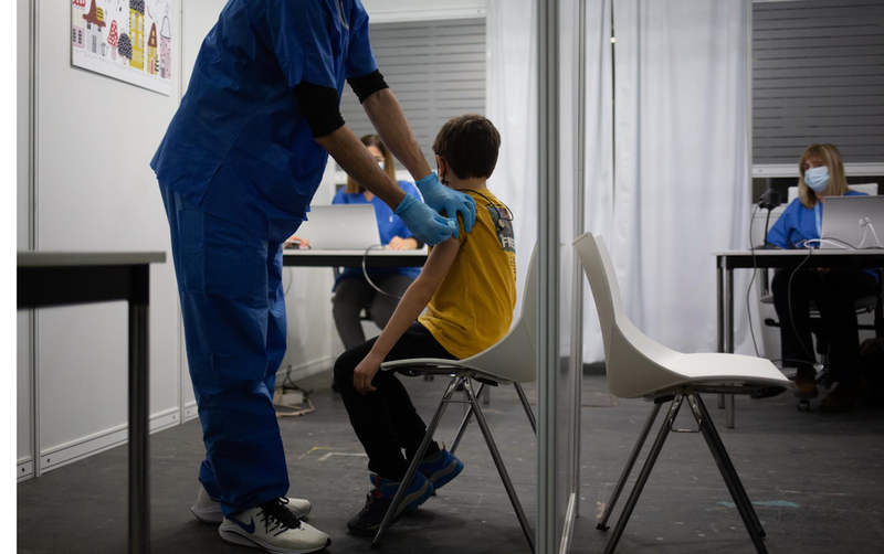 <p> Un niño recibe la vacuna contra el Covid-19, en la Fira de Barcelona, a 15 de diciembre de 2021, en Barcelona, Catalunya (España). - David Zorrakino - Europa Press </p>