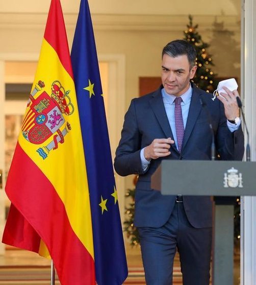 <p> El presidente del Gobierno, Pedro Sánchez, a su llegada a una declaración institucional, en el Palacio de la Moncloa este viernes 17 de diciembre </p>