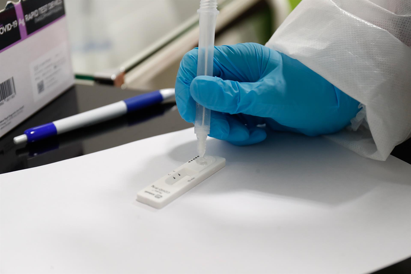 <p> Una trabajadora sanitaria sostiene un test de antígenos. - Óscar J.Barroso - Europa Pres </p>