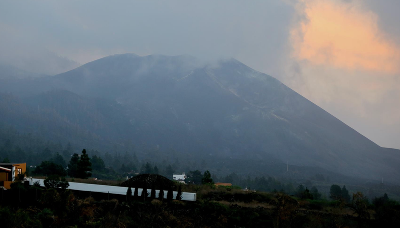 <p> Gases expulsados por el volcán de Cumbre Vieja, a 23 de diciembre de 2021, en La Palma, Canarias (España). Los observables, tanto directos en superficie como procedentes de los sistemas de vigilancia, siguen corroborando los signos de agotamiento del proc - Cézaro De Luca - Europa Press </p>
