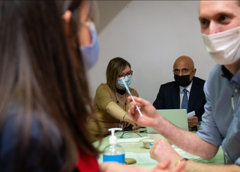 <p> El ministro de Sanidad de Reino Unido, Sajid Javid, ayuda a rellenar los datos de la paciente Amie Stott, que recibe su vacuna de refuerzo, durante una visita al centro de vacunas de Abbey, en el centro de Londres. - Aaron Chown/PA Wire/dp </p>