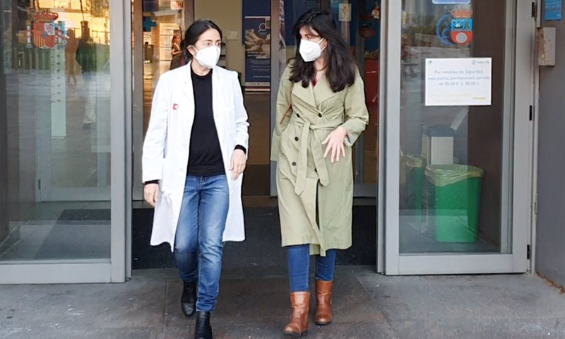 <p> Carmen Valero y Ana Santurtún, en la puerta de acceso al HUMV - UC </p>