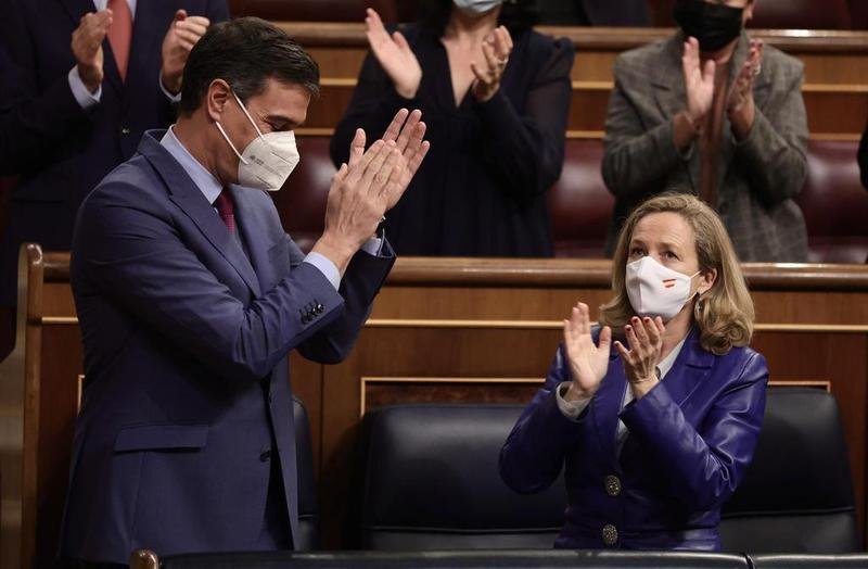 <p> El presidente del Gobierno, Pedro Sánchez, es aplaudido tras su intervención en una sesión plenaria en el Congreso de los Diputados, a 28 de diciembre de 2021, en Madrid </p>